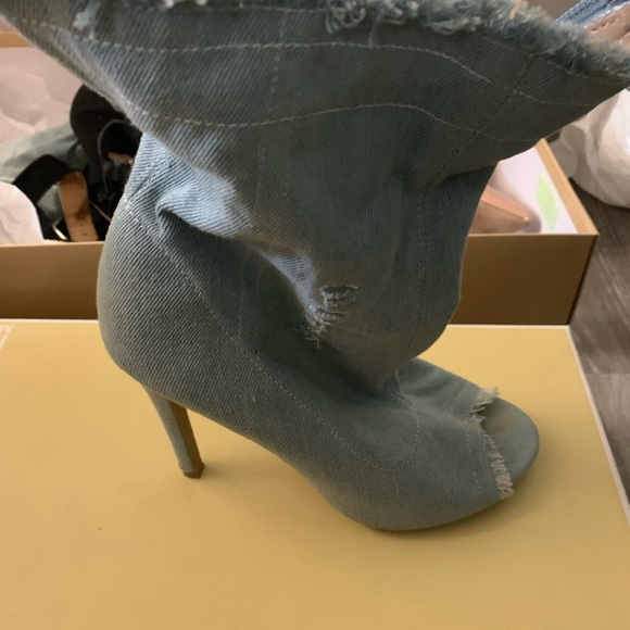 Woman’s heals - Picture 4 of 16